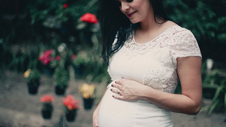 mujer-embarazada-con-vestido-blanco