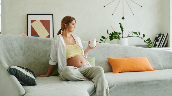 mujer-embarazada-sentada-en-el-sofa