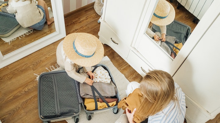 familia-prepara-equipaje-para-un-viaje