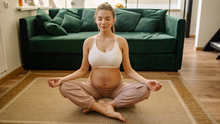 mujer-medita-durante-el-embarazo